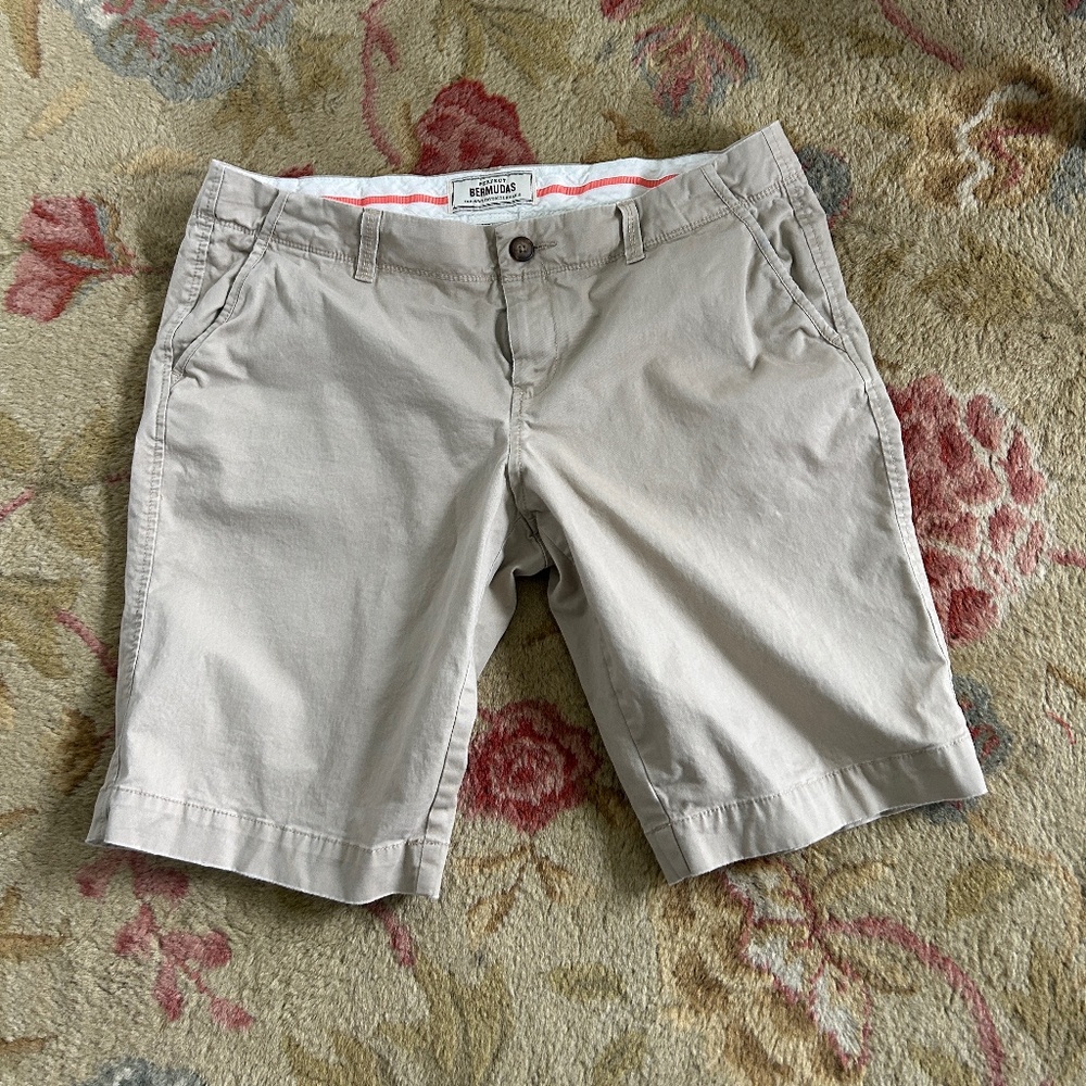 Old Navy Perfect Bermudas – Size 12 – Khaki – EUC